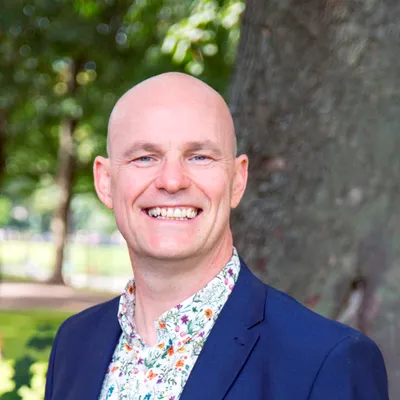 Photograph of Tim Holmes